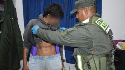 Cayeron en moto con marihuana y cocaína escondidas en las zapatillas y adosadas al cuerpo