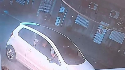 Triple crimen: hombres con ropa sucia, barbijo y plásticos en las zapatillas