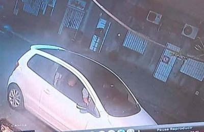 Triple crimen: hombres con ropa sucia, barbijo y plásticos en las zapatillas