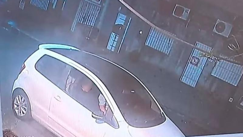 Triple crimen: hombres con ropa sucia, barbijo y plásticos en las zapatillas