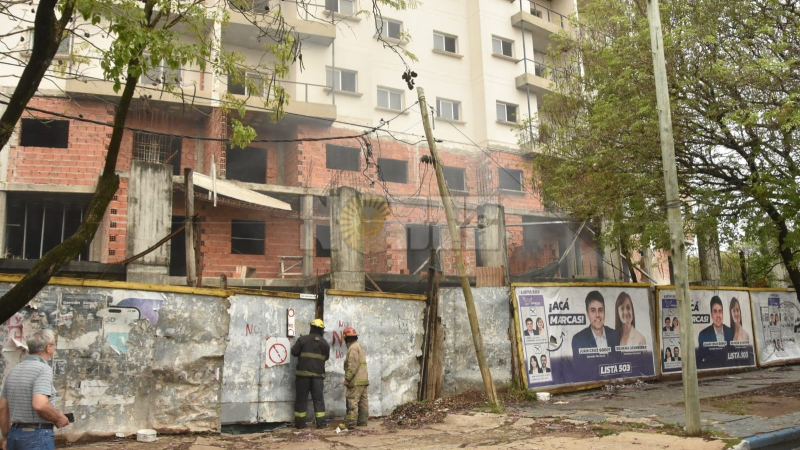 Bomberos sofocaron un incendio en edificio en construcción en Resistencia