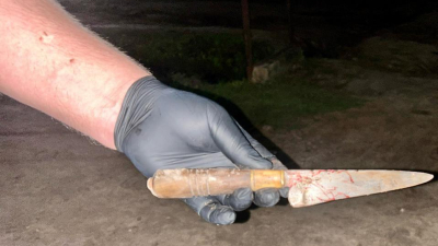 Matan a puñaladas a un hombre y detienen a un padre y sus hijos