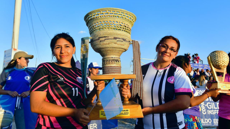 Las manos creadoras de la "Copa Gildo Insfrán"