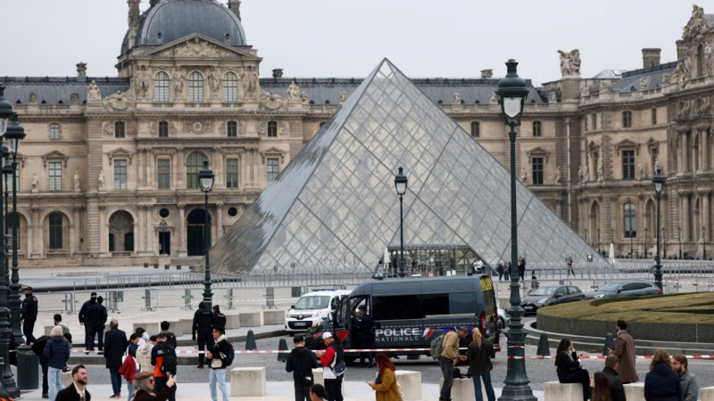 Millonario robo en el museo Louvre en París: se llevaron nueve joyas de la colección de Napoleón