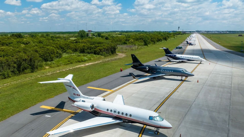 Inusual despliegue de aeronaves privadas en Ezeiza