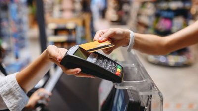 Los argentinos compran cada vez menos bienes en supermercados y se endeudan más