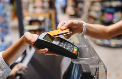 Los argentinos compran cada vez menos bienes en supermercados y se endeudan más