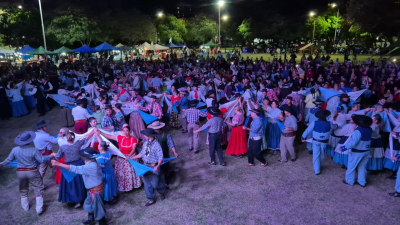 Resistencia anticipó el Día de la Tradición bailando un multitudinario Pericón Nacional
