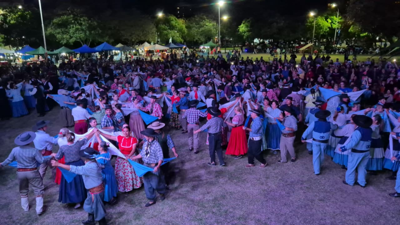 Resistencia anticipó el Día de la Tradición bailando un multitudinario Pericón Nacional