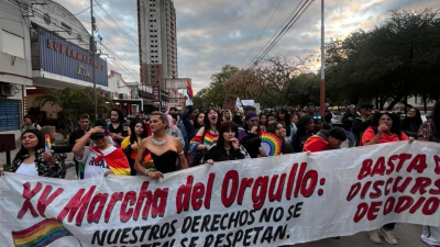 Dos de los reclamos locales en la Marcha del Orgullo