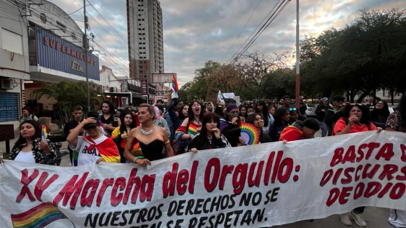 Dos de los reclamos locales en la Marcha del Orgullo