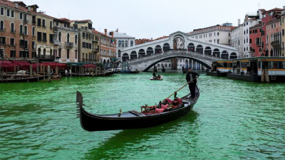 Echaron a Greta Thunberg de Venecia luego de que activistas tiñeran de verde el Gran Canal