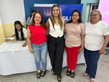Entrega de certificados a mujeres (4).jpg