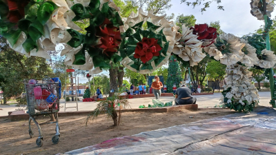 Ornamentan una plaza de Fontana con elementos reciclables