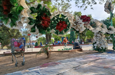 Ornamentan una plaza de Fontana con elementos reciclables