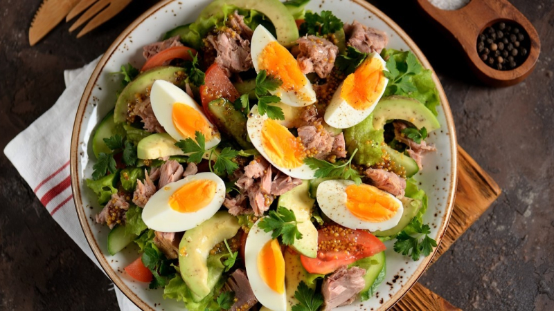 Aprendé a hacer una riquísima ensalada de palta, atún y huevo