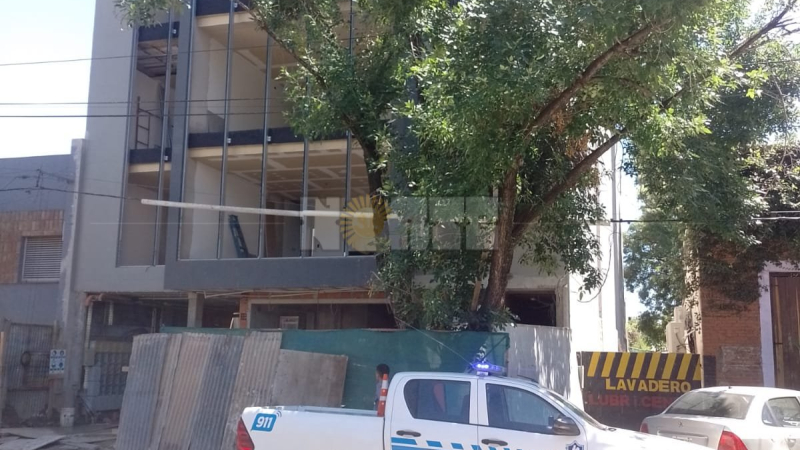 Un obrero cayó al vacío de un tercer piso y está en grave estado