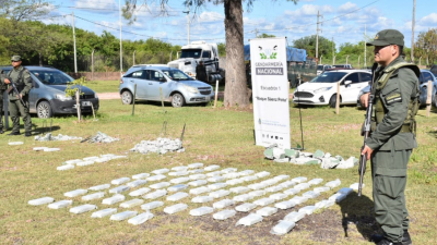Interceptan camioneta narco con cocaína escondida en mesas y bancos de cemento