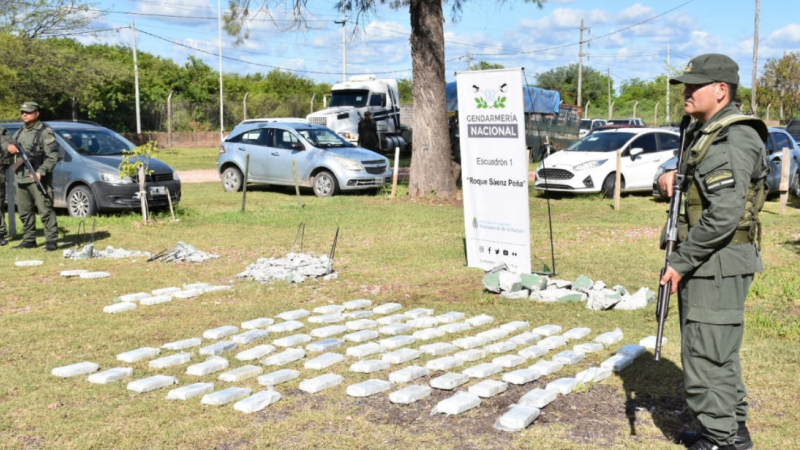 Interceptan camioneta narco con cocaína escondida en mesas y bancos de cemento