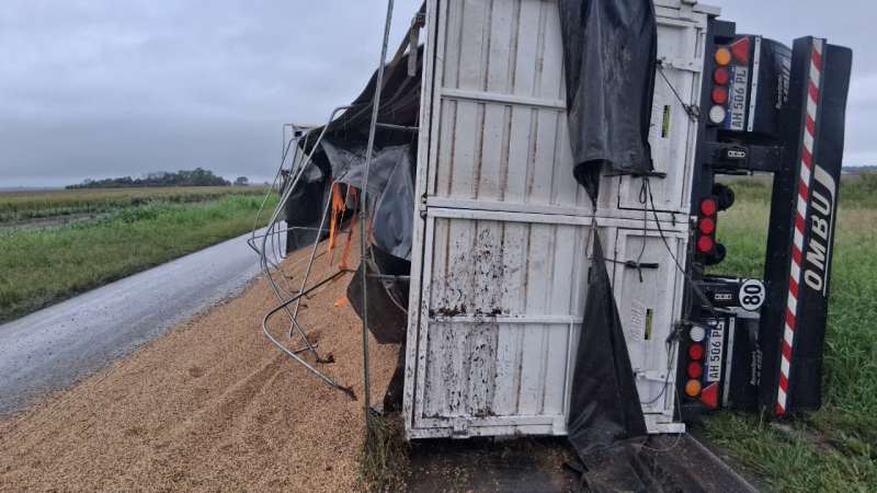 Un camión con carga de soja volcó por ruta provincial N° 5