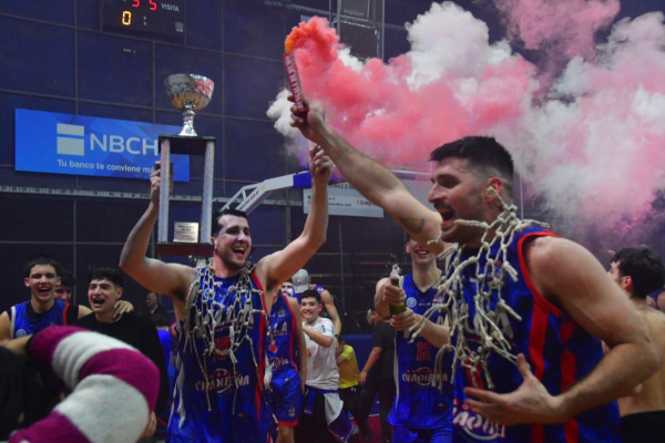 Villa San Martín celebra su logro en el punto más alto del Clausura.