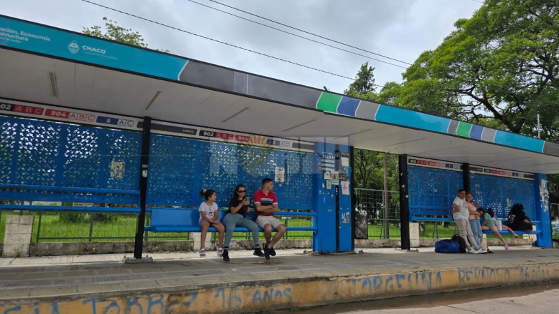 Paradas vacías y usuarios a la espera: el paro de colectivos sigue afectando al Gran Resistencia