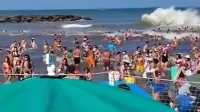"El mar te arrastraba enseguida": cómo se vivió el impacto de la ola gigante en la Costa Atlántica
