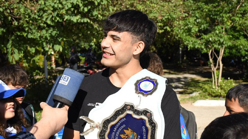 El bicampeón mundial Enzo Vicente visitó el Paraíso de los Niños