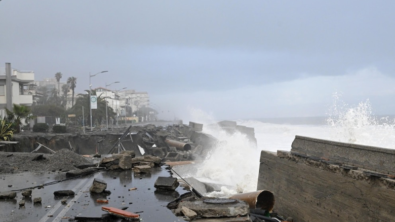Vientos de 150km/h y olas de 10 metros mantienen en alerta roja el sur de Italia