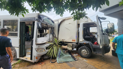 Impactante choque entre un camión y un colectivo con varios heridos