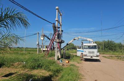 Avanza el plan integral de red eléctrica en barrios de Castelli