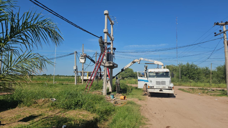 Avanza el plan integral de red eléctrica en barrios de Castelli