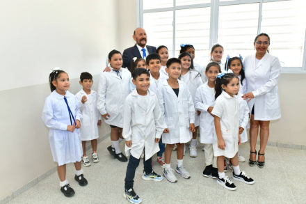 Insfran con los alumnos de la primaria.jpg