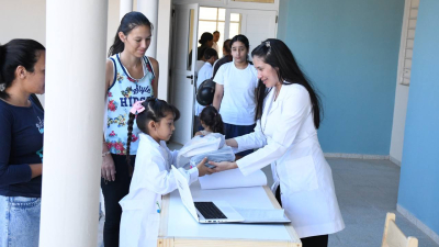 Entrega de kits en la primera semana áulica