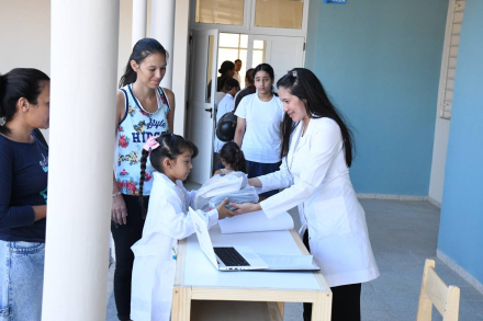 alumna recibe su kit escolar.jpg