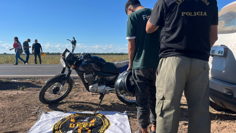 Quiso evitar un control, chocó a una policía y terminó detenido con cocaína