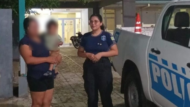 Policías salvaron a un bebé que se había atragantado con comida