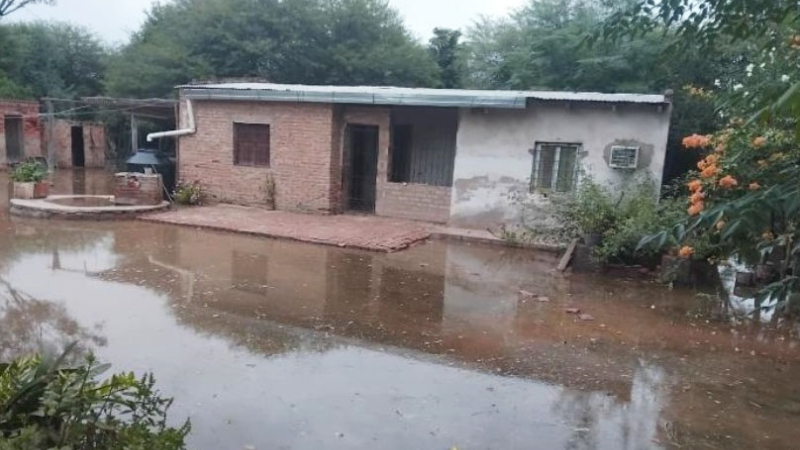 Más de 150 personas afectadas por el desborde del "río chico"