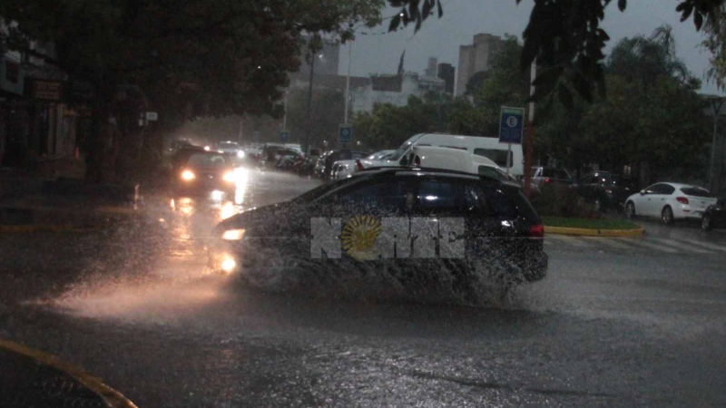 Resistencia y un lunes con lluvias intensas, con gran actividad eléctrica