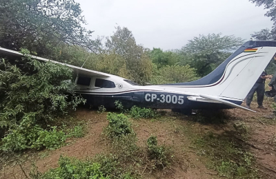 Avión de bandera boliviana se precipitó a tierra y sus tripulantes huyeron
