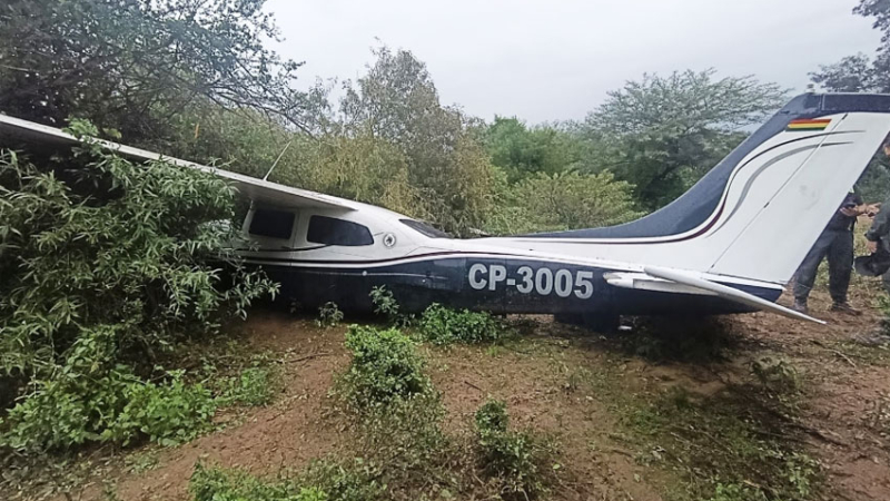 Avión de bandera boliviana se precipitó a tierra y sus tripulantes huyeron