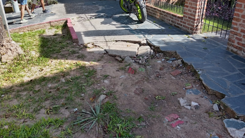 Reclaman por veredas destrozadas en avenida Wilde