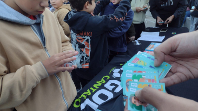 Como cuando no había celulares, el intercambio de figuritas tomó una plaza de Resistencia