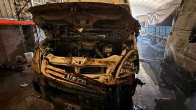 Dramático incendio en un galpón: el fuego arrasó vehículos y generó momentos de tensión