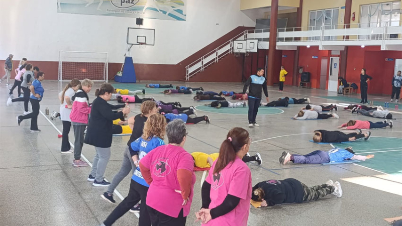 El gimnasio terapéutico del Club La Paz dicta sus clases con normalidad