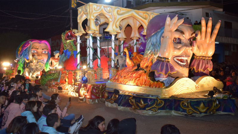 Entre carrozas, inmigrantes y tradición: Las Breñas busca brillar ante todo el país
