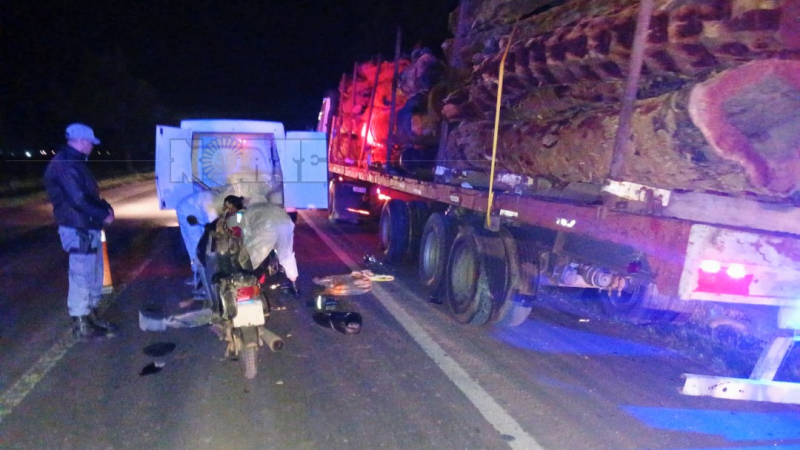 Un motociclista murió tras chocar contra un camión detenido sobre la Ruta 16