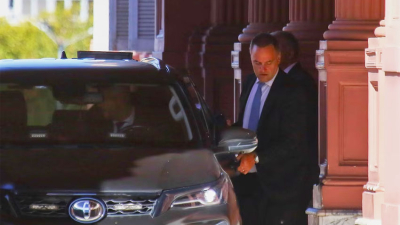 Renunció Manuel Adorni y lo sucedería Diego Santilli