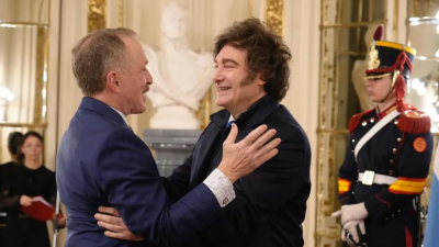 Primer presidente argentino en ejercicio que asiste a la celebración del 4 de Julio en la embajada de EEUU