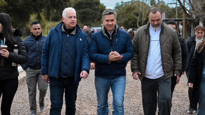 Zdero saludó a vecinos de calles con ripio nuevo en Puerto Tirol